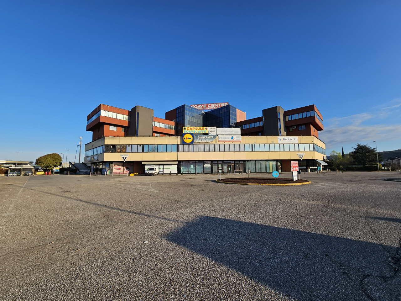 Negozio con magazzino fronte parcheggio soave center in affitto a San Bonifacio — foto 1