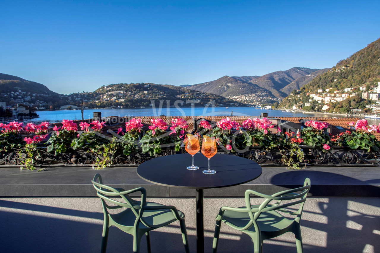 SPLENDIDO ATTICO, COMO PIAZZA CAVOUR CON 2 TERRAZZI VISTA LAGO