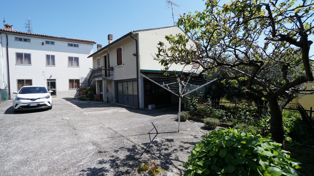Due case, unico prezzo a Soave - Castelcerino in vendita a Soave — foto 1
