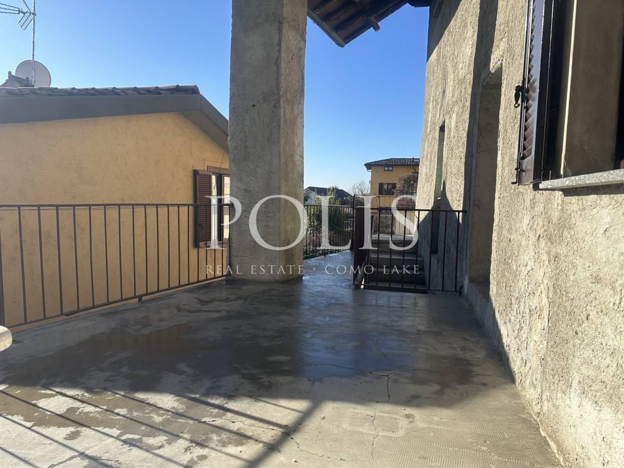 IN BEN TENUTA CORTE AMPIO APPARTAMENTO CON TERRAZZO E POSSIBILITA' 2 POSTI AUTO