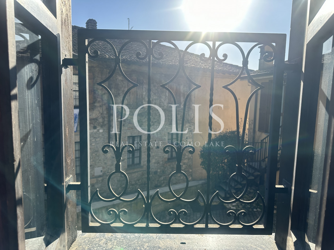 IN BEN TENUTA CORTE AMPIO APPARTAMENTO CON TERRAZZO E POSSIBILITA' 2 POSTI AUTO