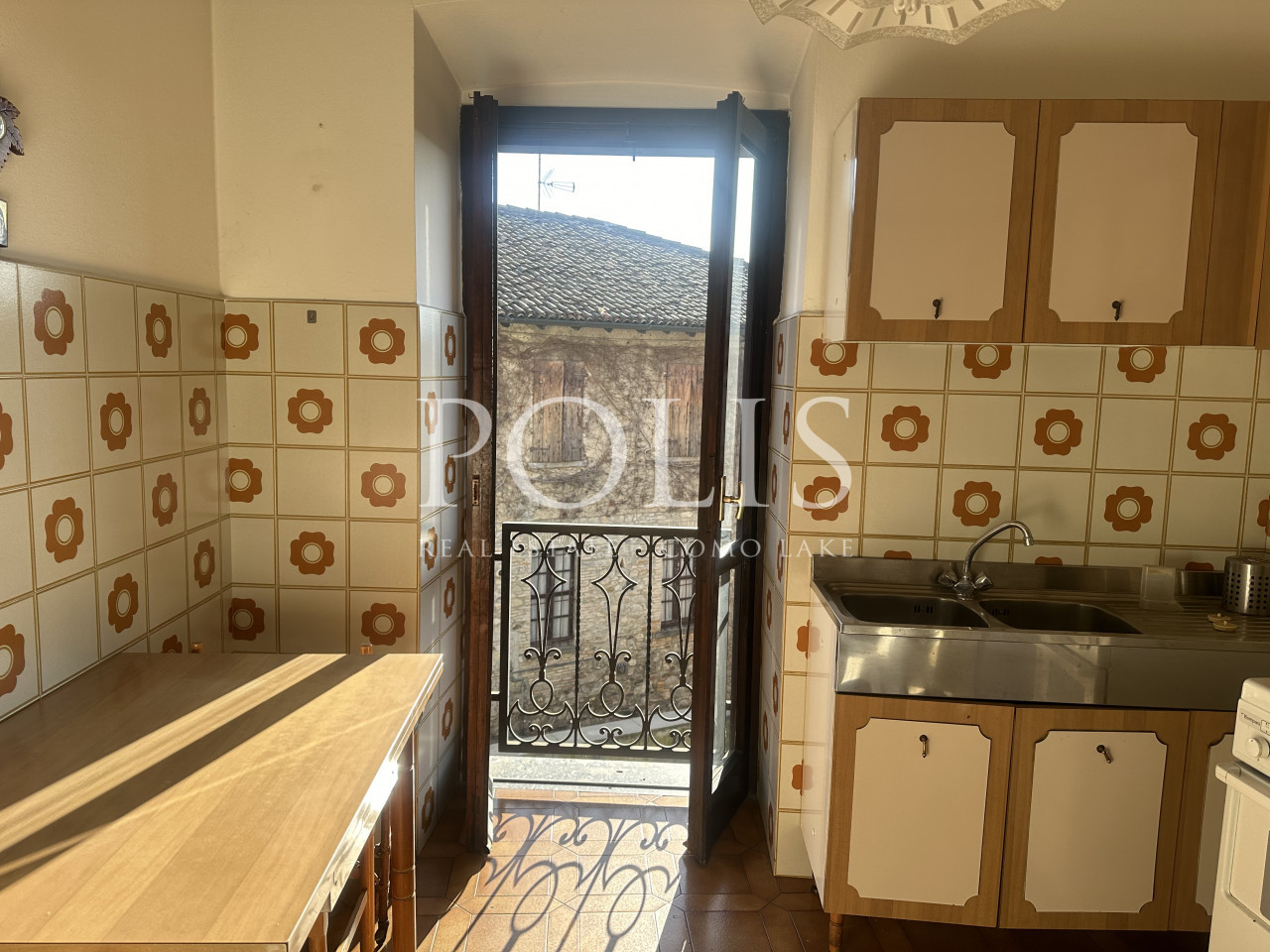 IN BEN TENUTA CORTE AMPIO APPARTAMENTO CON TERRAZZO E POSSIBILITA' 2 POSTI AUTO