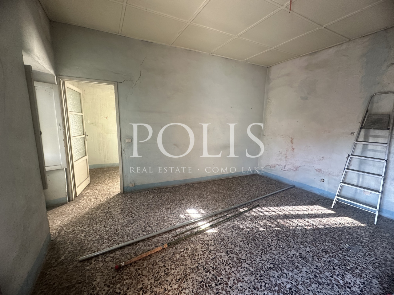 IN BEN TENUTA CORTE AMPIO APPARTAMENTO CON TERRAZZO E POSSIBILITA' 2 POSTI AUTO