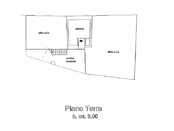 IN BEN TENUTA CORTE AMPIO APPARTAMENTO CON TERRAZZO E POSSIBILITA' 2 POSTI AUTO