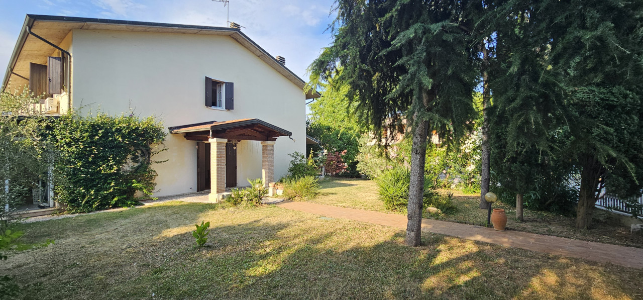 Ampia casa a schiera di testa con grande giardino a San Bonifacio in vendita a San Bonifacio — foto 1