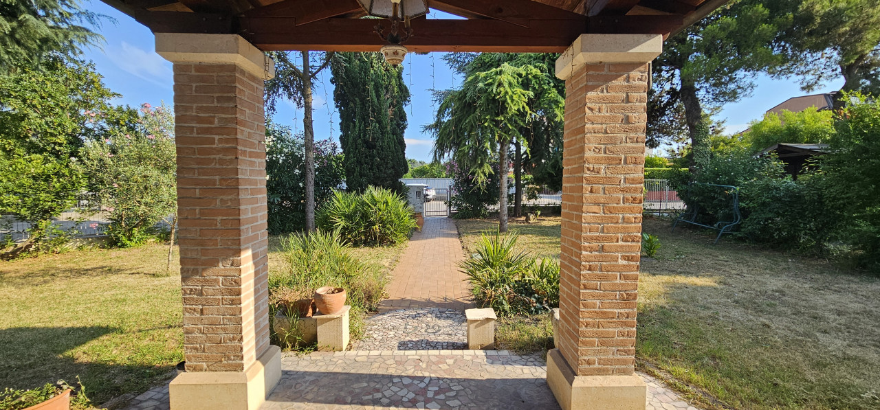Ampia casa a schiera di testa con grande giardino a San Bonifacio in vendita a San Bonifacio — foto 2