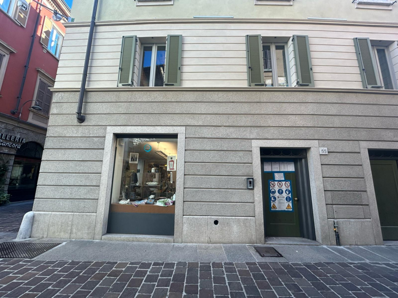 ATTIVITA' COMMERCIALE IN VENDITA (SENZA MURA) COMO CENTRO