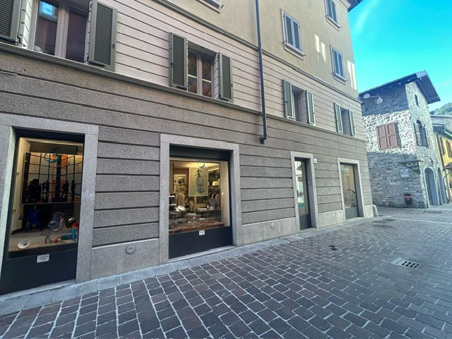 ATTIVITA' COMMERCIALE IN VENDITA (SENZA MURA) COMO CENTRO