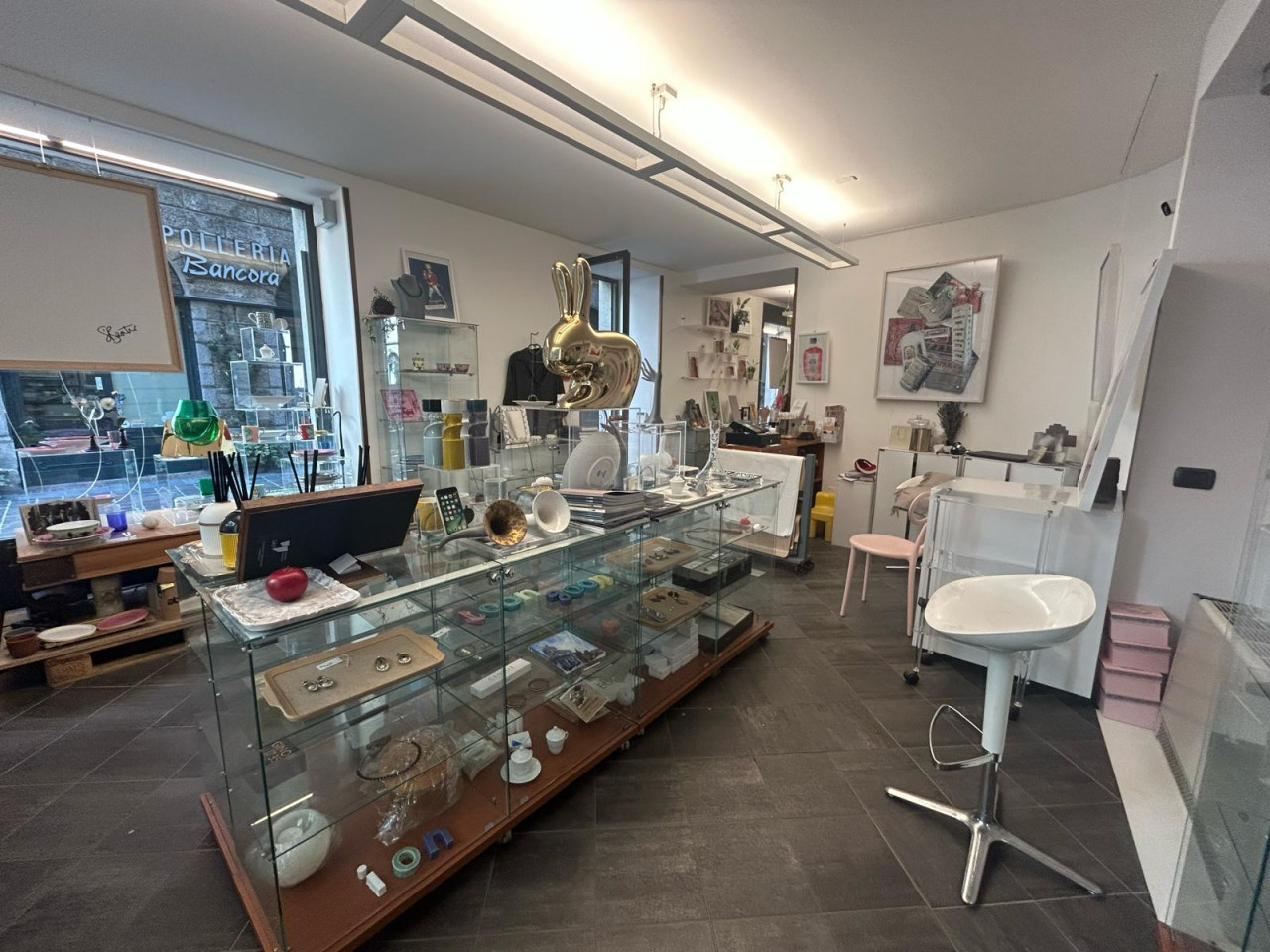 ATTIVITA' COMMERCIALE IN VENDITA (SENZA MURA) COMO CENTRO