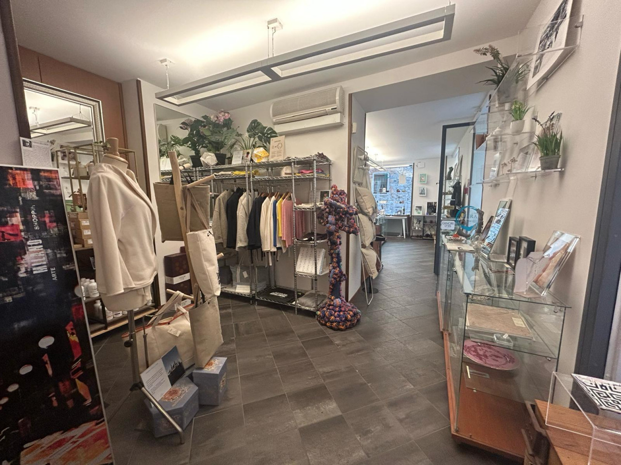 ATTIVITA' COMMERCIALE IN VENDITA (SENZA MURA) COMO CENTRO