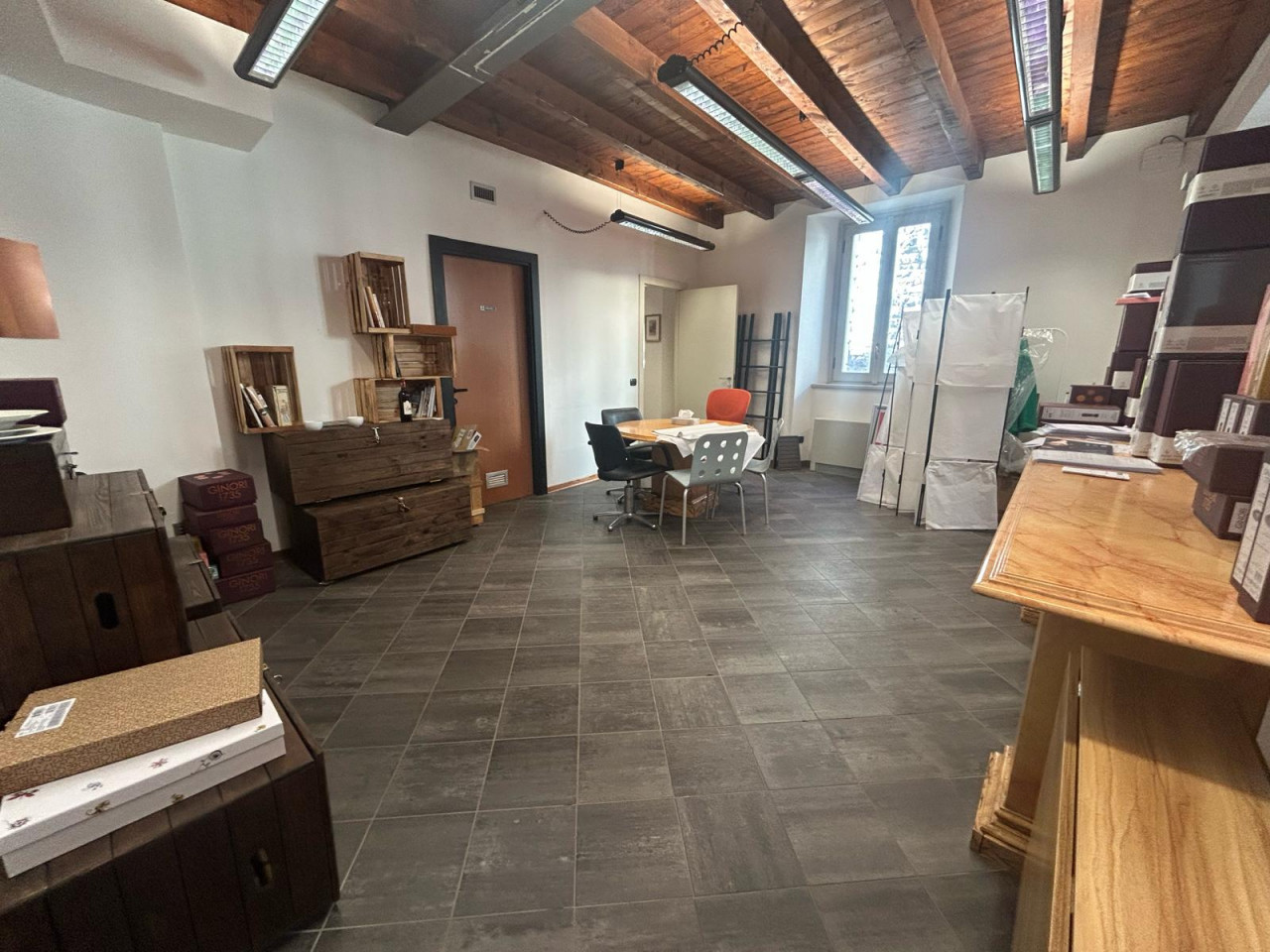 ATTIVITA' COMMERCIALE IN VENDITA (SENZA MURA) COMO CENTRO