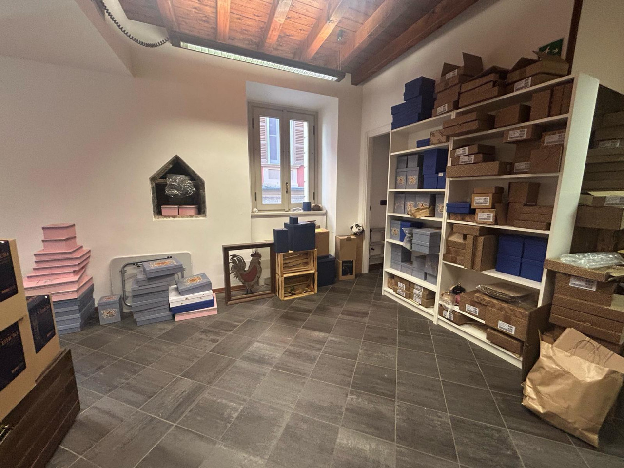 ATTIVITA' COMMERCIALE IN VENDITA (SENZA MURA) COMO CENTRO