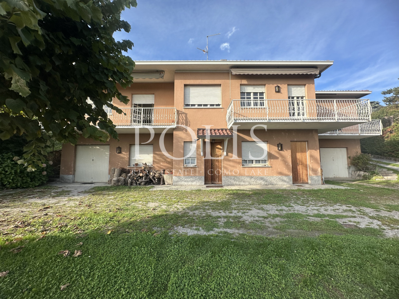 AMPIA VILLA DA RISTRUTTURARE CON BEL GIARDINO E INCANTEVOLE VISTA SUL LAGO DI PUSIANO