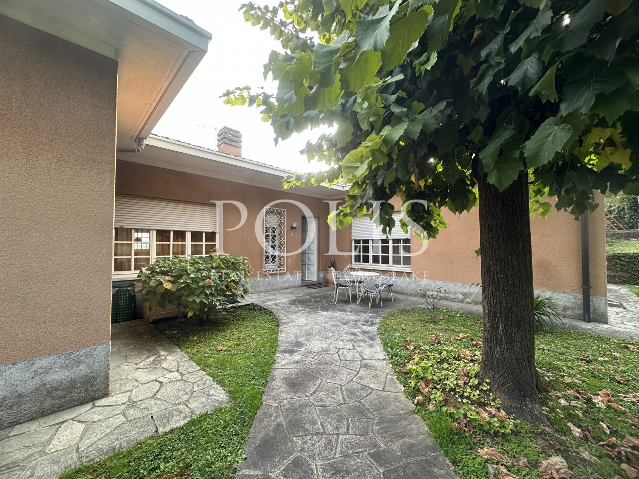 AMPIA VILLA DA RISTRUTTURARE CON BEL GIARDINO E INCANTEVOLE VISTA SUL LAGO DI PUSIANO