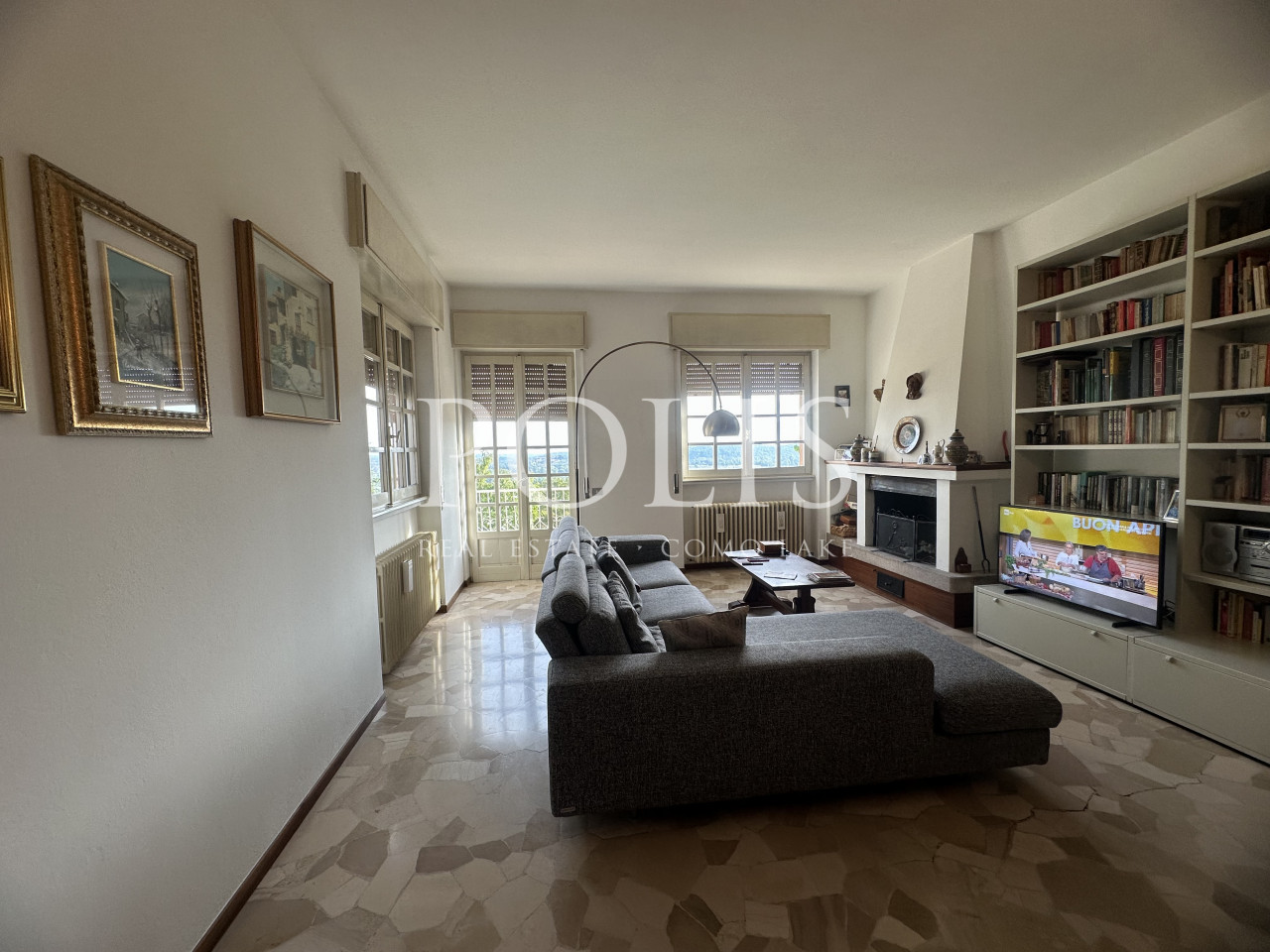 AMPIA VILLA DA RISTRUTTURARE CON BEL GIARDINO E INCANTEVOLE VISTA SUL LAGO DI PUSIANO