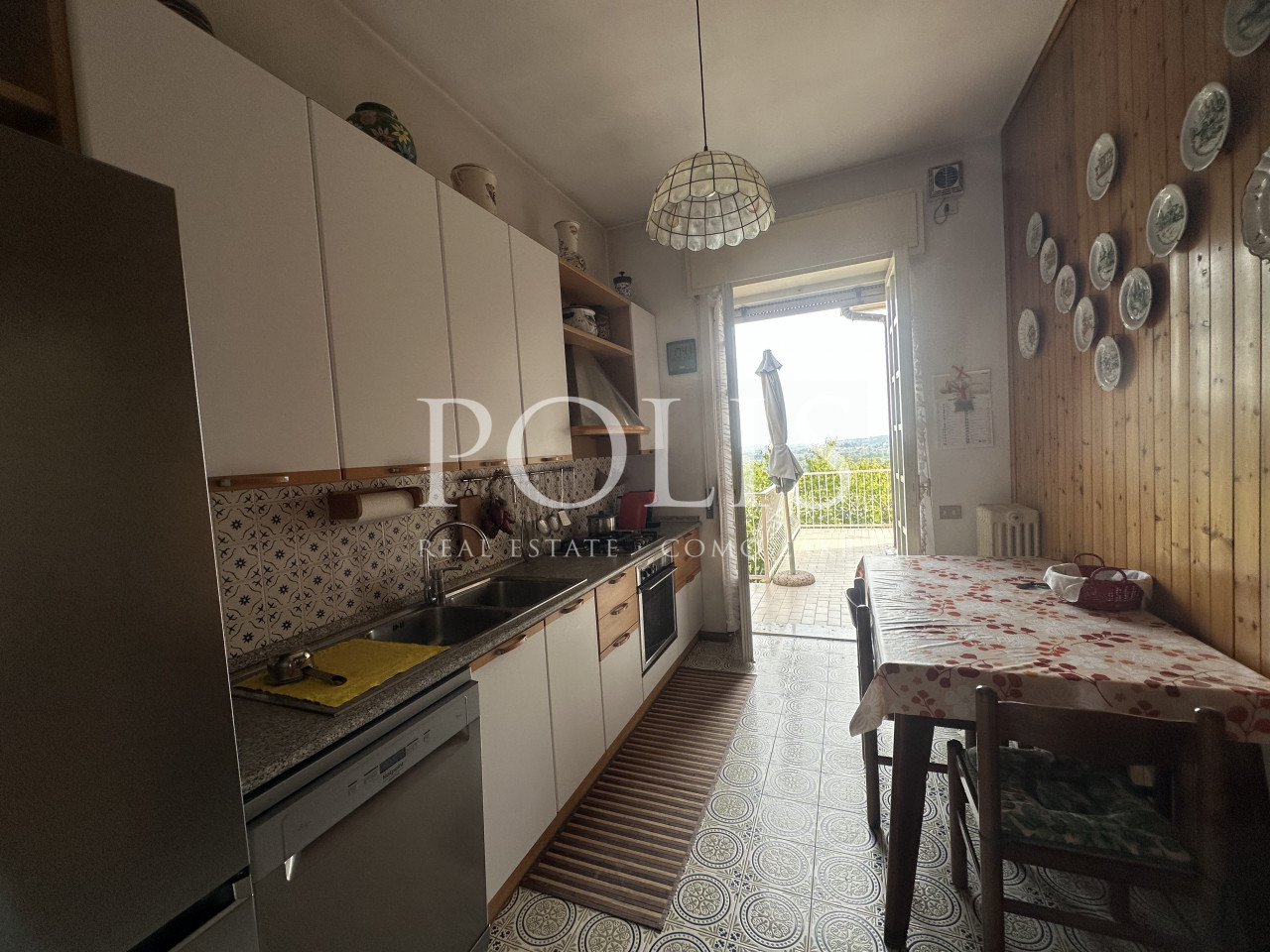 AMPIA VILLA DA RISTRUTTURARE CON BEL GIARDINO E INCANTEVOLE VISTA SUL LAGO DI PUSIANO