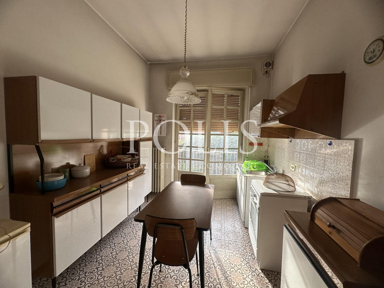 AMPIA VILLA DA RISTRUTTURARE CON BEL GIARDINO E INCANTEVOLE VISTA SUL LAGO DI PUSIANO