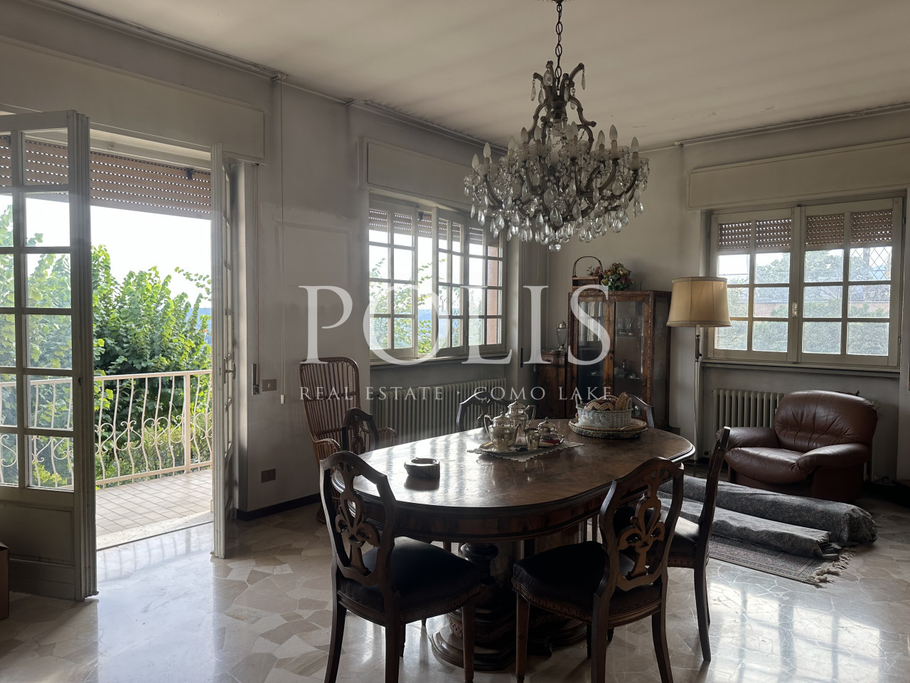 AMPIA VILLA DA RISTRUTTURARE CON BEL GIARDINO E INCANTEVOLE VISTA SUL LAGO DI PUSIANO