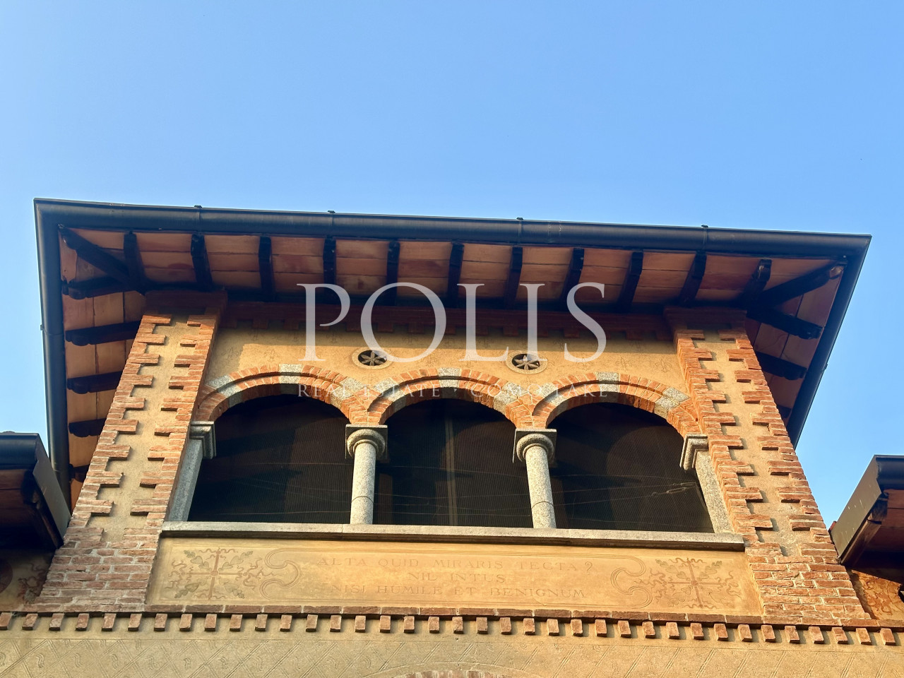 AFFASCINANTE VILLA D'EPOCA NEL CENTRO PAESE