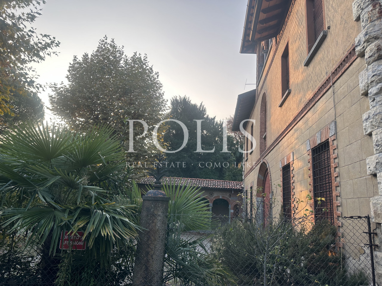 AFFASCINANTE VILLA D'EPOCA NEL CENTRO PAESE