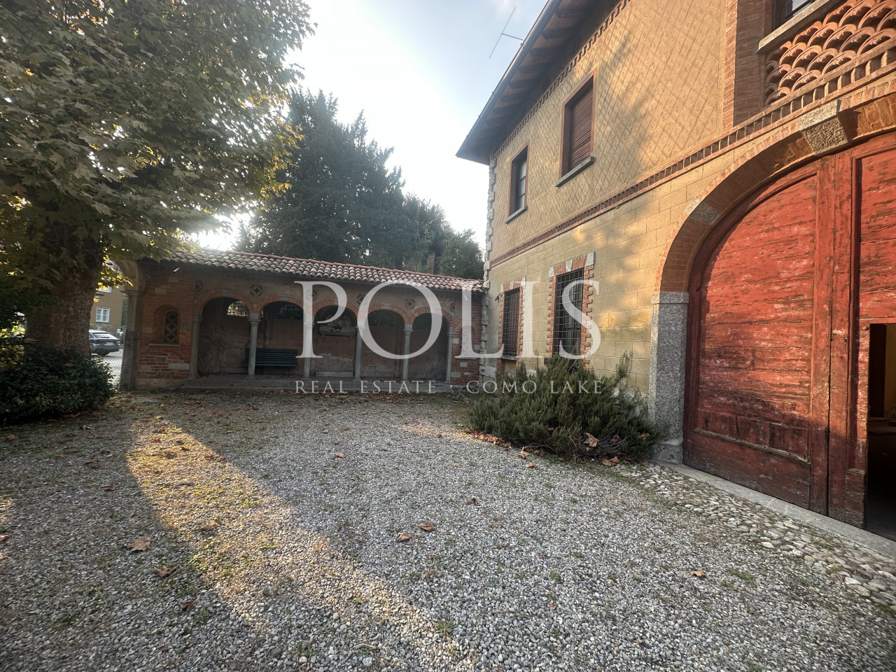 AFFASCINANTE VILLA D'EPOCA NEL CENTRO PAESE