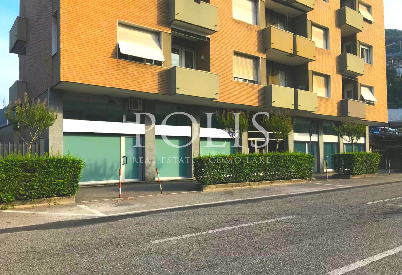 NEGOZIO CON TRE AMPIE VETRINE CON OTTIMA VISIBILITA'