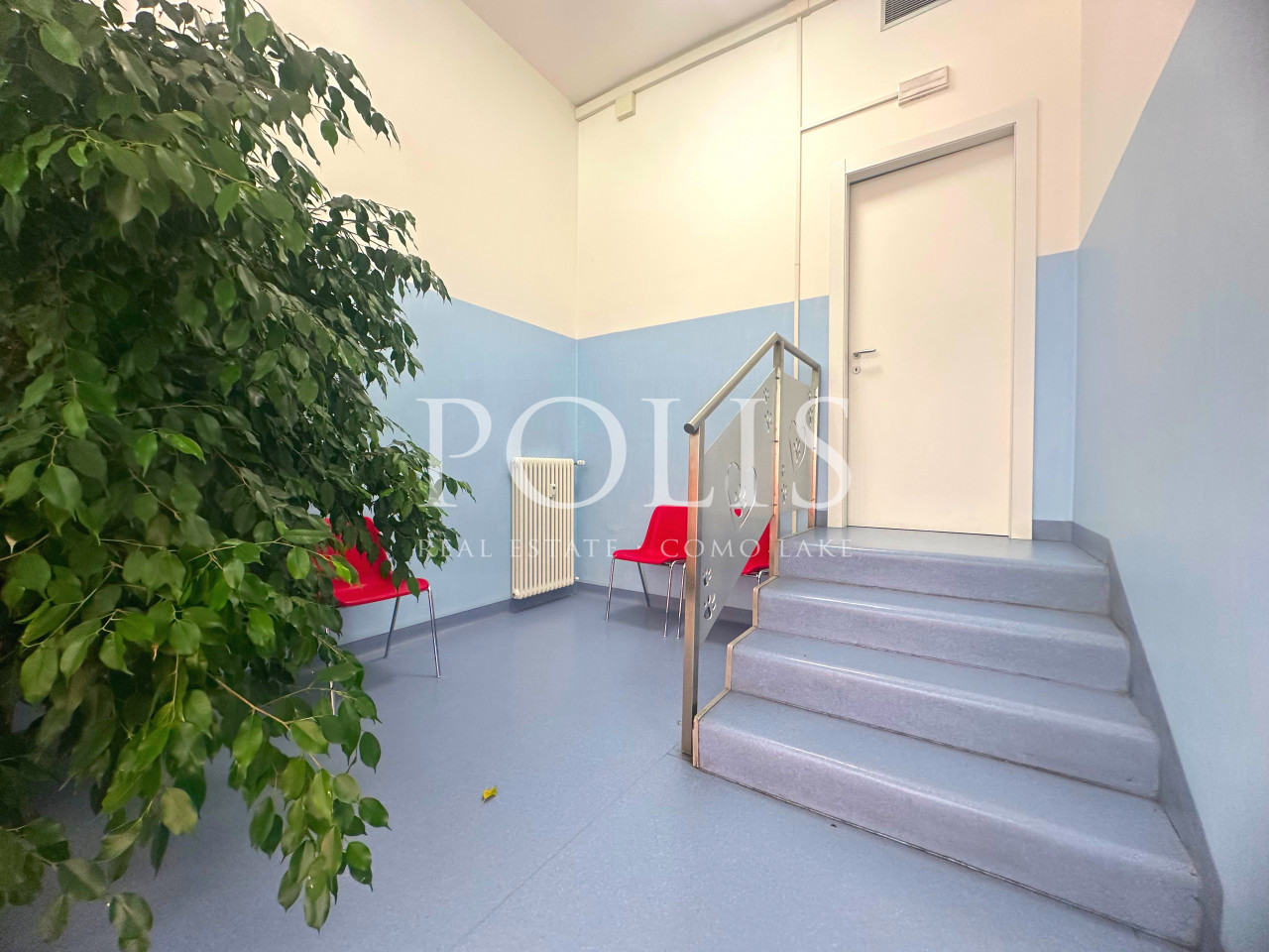 NEGOZIO CON TRE AMPIE VETRINE CON OTTIMA VISIBILITA'