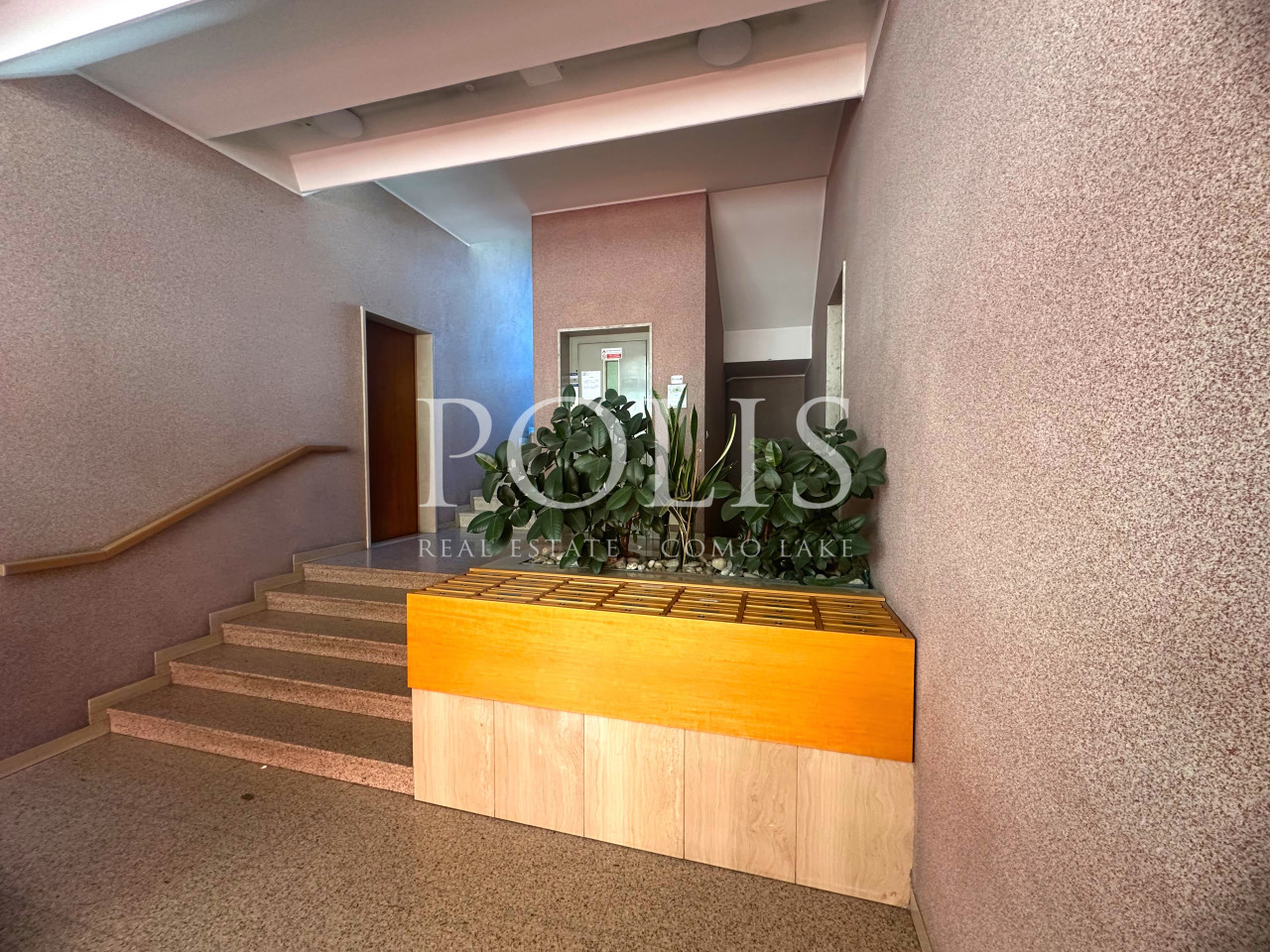 NEGOZIO CON TRE AMPIE VETRINE CON OTTIMA VISIBILITA'