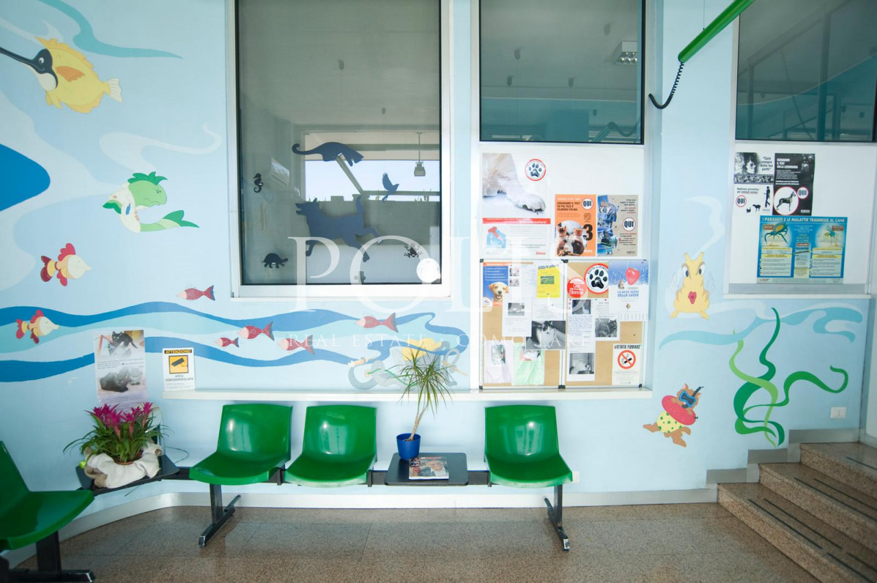 NEGOZIO CON TRE AMPIE VETRINE CON OTTIMA VISIBILITA'