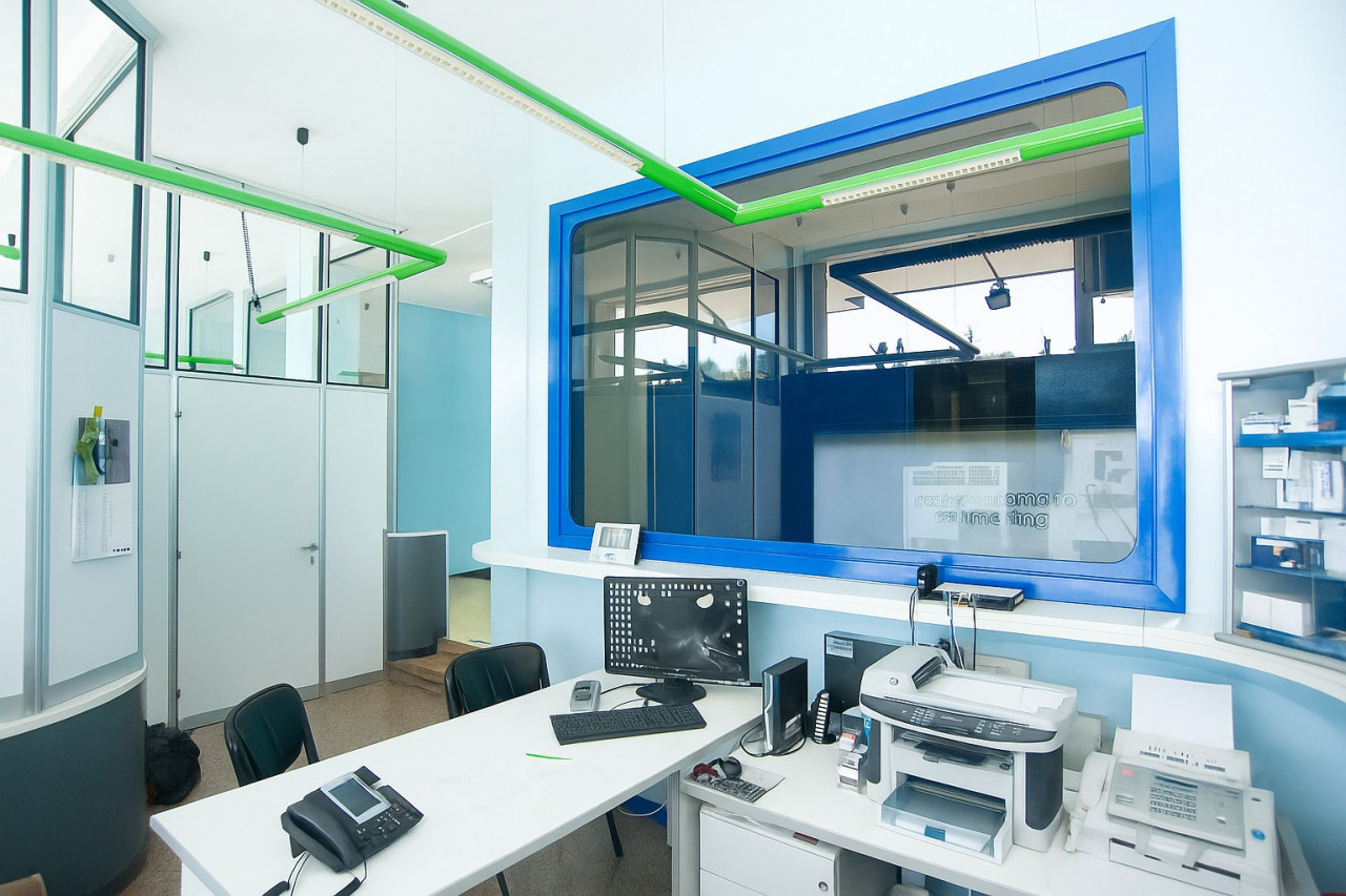 NEGOZIO CON TRE AMPIE VETRINE CON OTTIMA VISIBILITA'