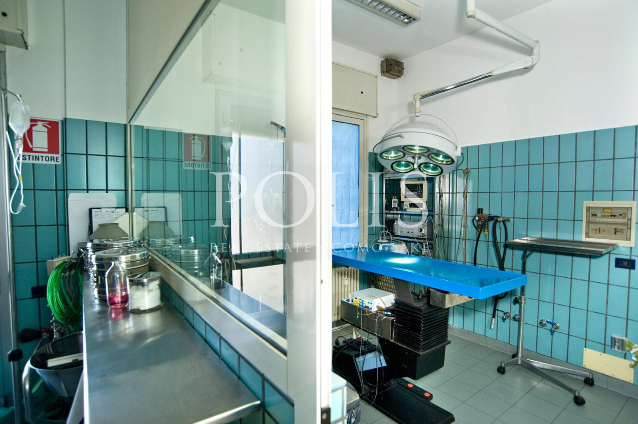 NEGOZIO CON TRE AMPIE VETRINE CON OTTIMA VISIBILITA'