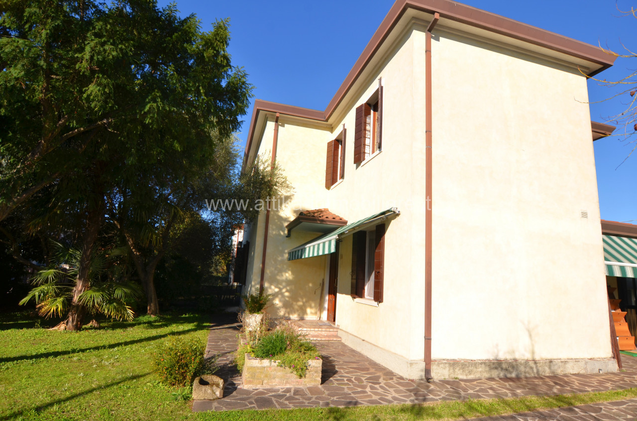 Bifamiliare in Vendita a Este