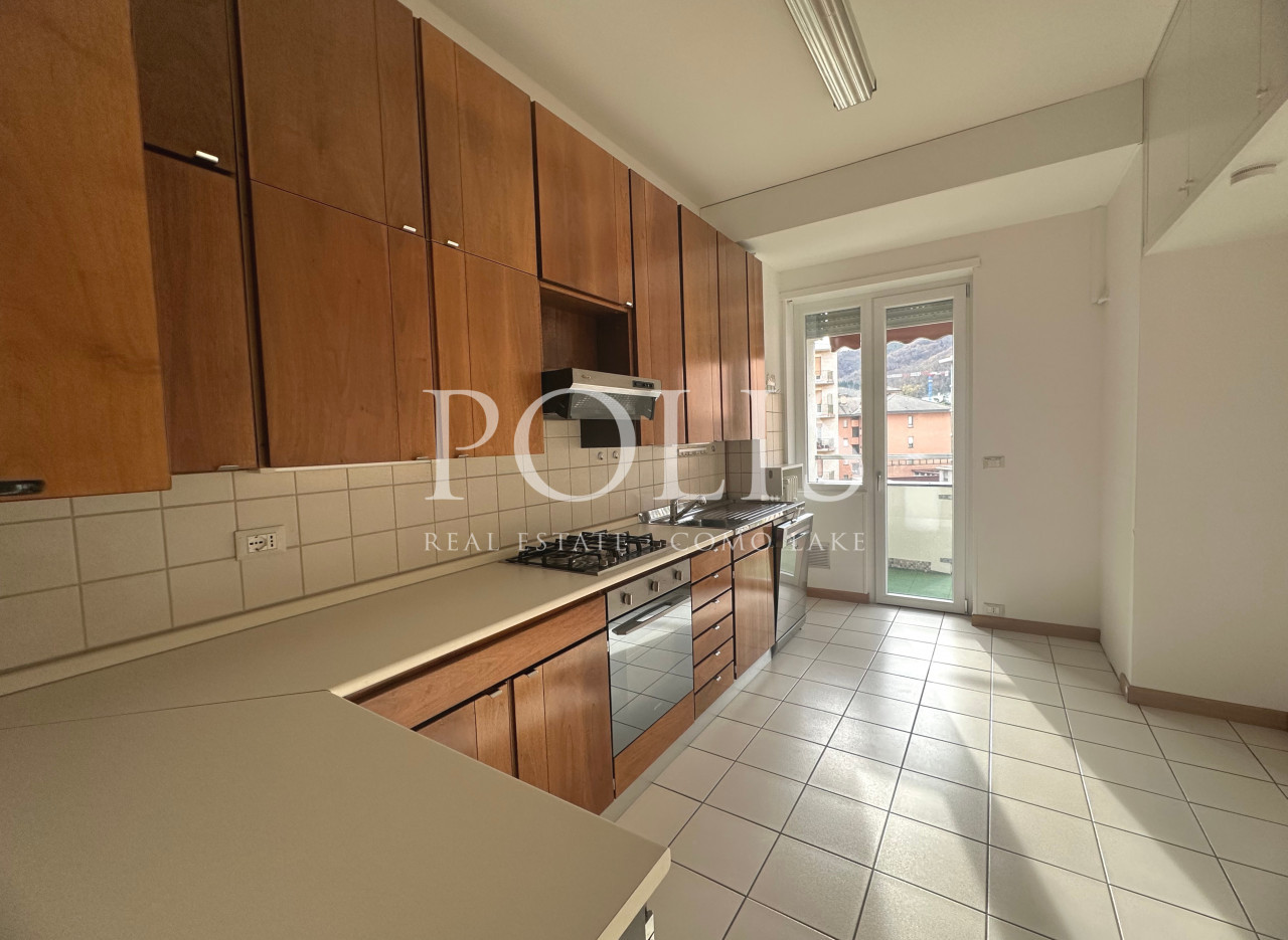 ELEGANT APARTMENT WITH GARAGE NEAR THE LAKEFRONT