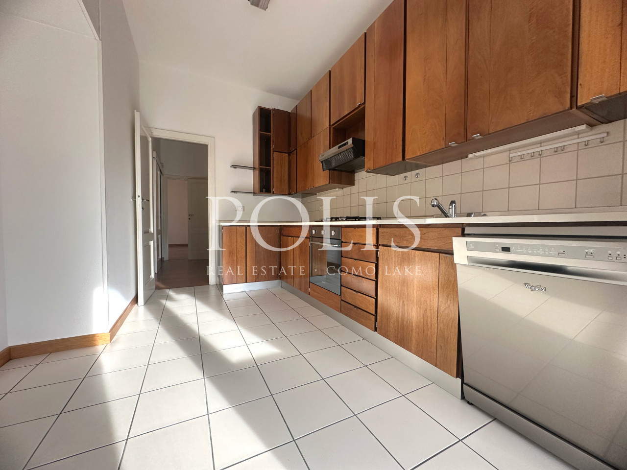 ELEGANT APARTMENT WITH GARAGE NEAR THE LAKEFRONT