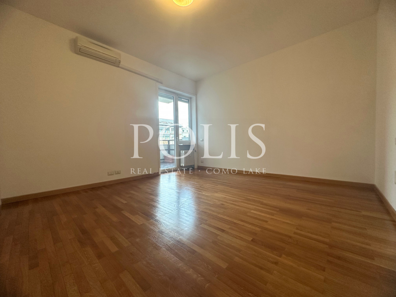 ELEGANT APARTMENT WITH GARAGE NEAR THE LAKEFRONT