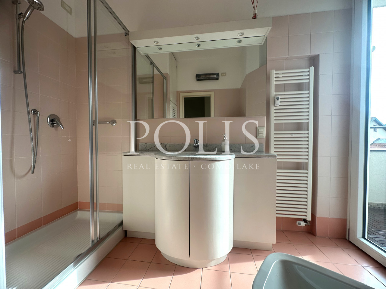 ELEGANT APARTMENT WITH GARAGE NEAR THE LAKEFRONT