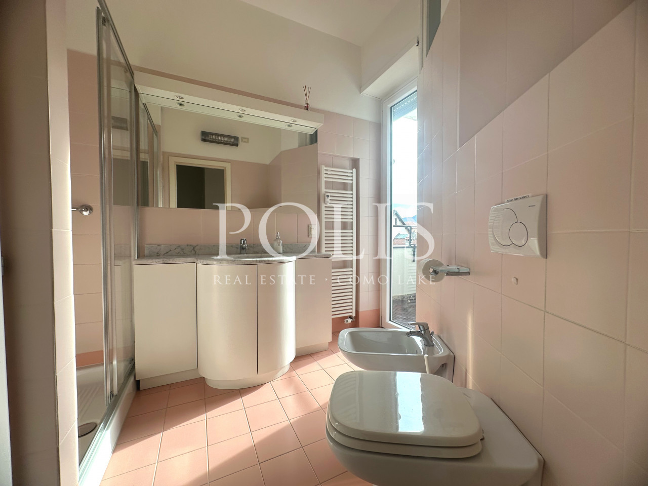 ELEGANT APARTMENT WITH GARAGE NEAR THE LAKEFRONT