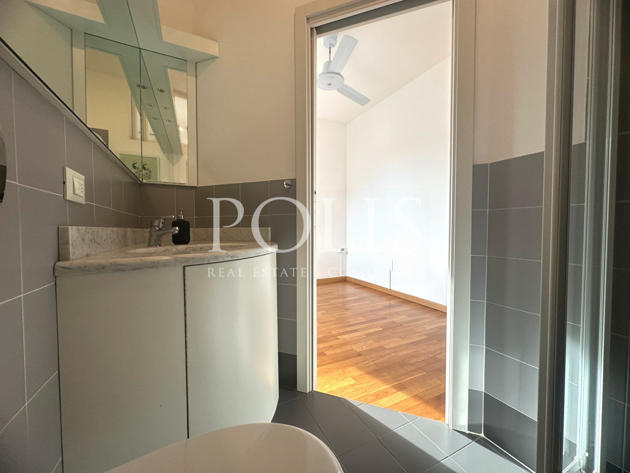 ELEGANT APARTMENT WITH GARAGE NEAR THE LAKEFRONT