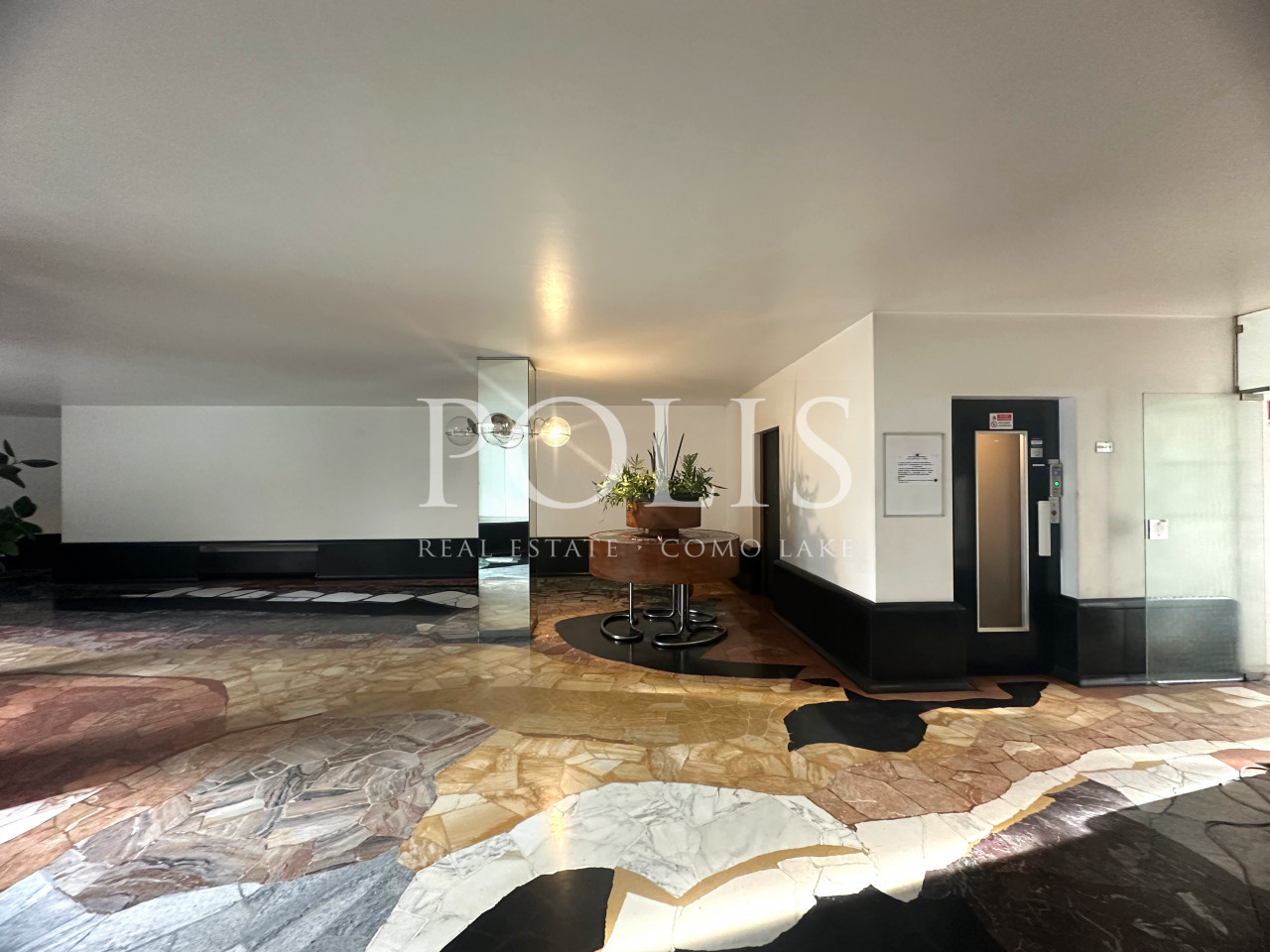 ELEGANT APARTMENT WITH GARAGE NEAR THE LAKEFRONT