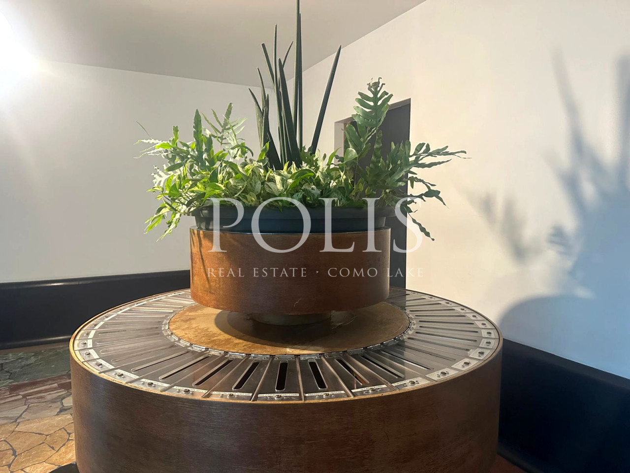 ELEGANT APARTMENT WITH GARAGE NEAR THE LAKEFRONT