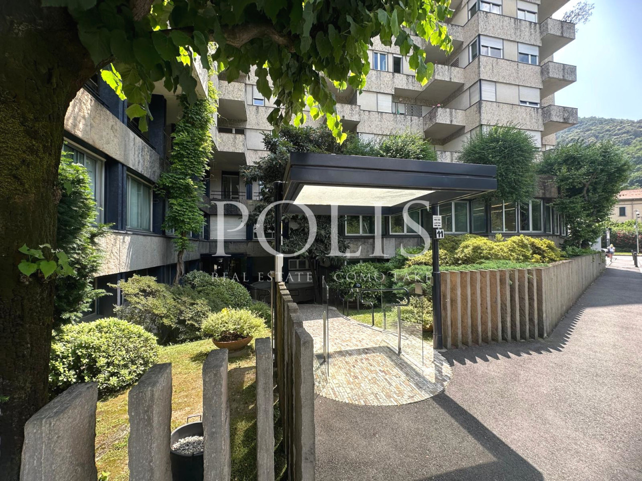 ELEGANT APARTMENT WITH GARAGE NEAR THE LAKEFRONT