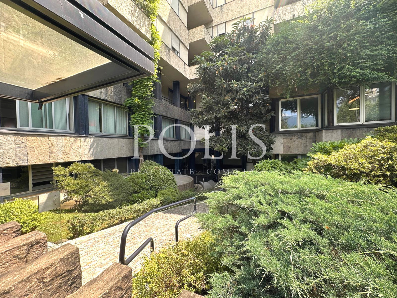 ELEGANT APARTMENT WITH GARAGE NEAR THE LAKEFRONT