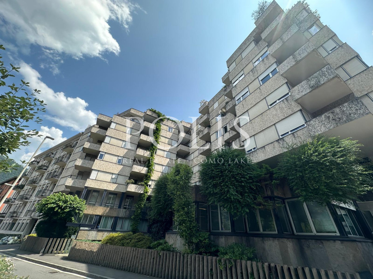 ELEGANT APARTMENT WITH GARAGE NEAR THE LAKEFRONT