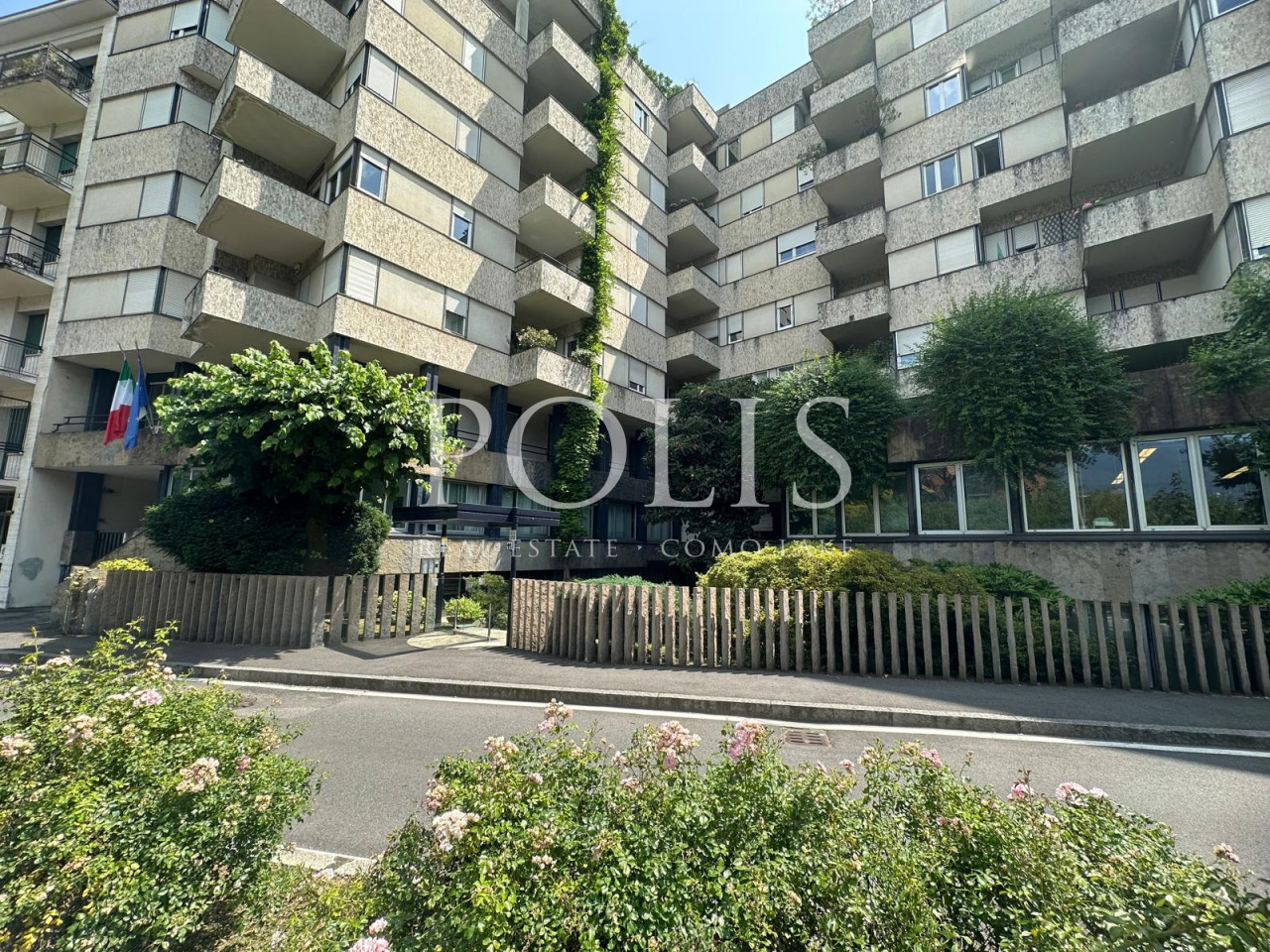 ELEGANT APARTMENT WITH GARAGE NEAR THE LAKEFRONT