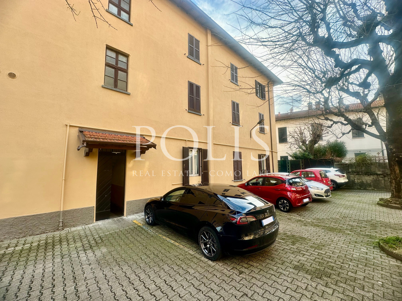 THREE-ROOM APARTMENT IN A RESIDENTIAL SETTING WITH PLENTY OF PARKING IN CERNOBBIO