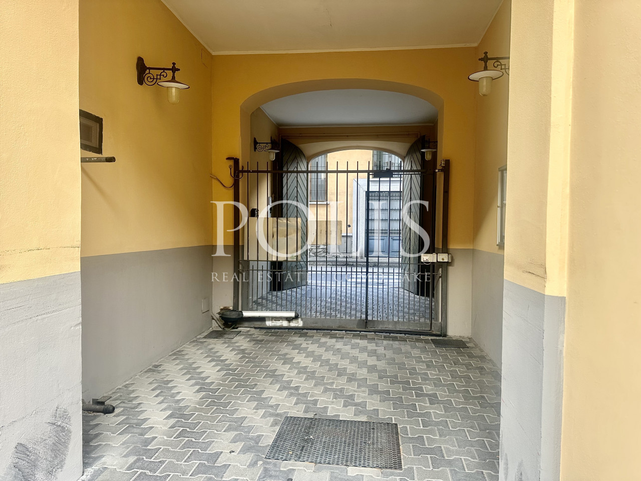 THREE-ROOM APARTMENT IN A RESIDENTIAL SETTING WITH PLENTY OF PARKING IN CERNOBBIO