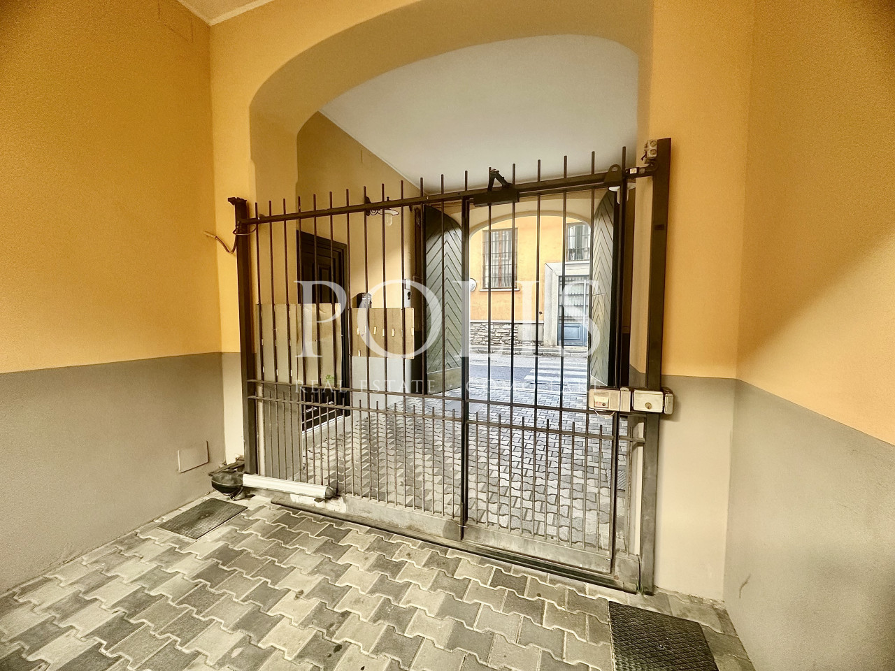 THREE-ROOM APARTMENT IN A RESIDENTIAL SETTING WITH PLENTY OF PARKING IN CERNOBBIO