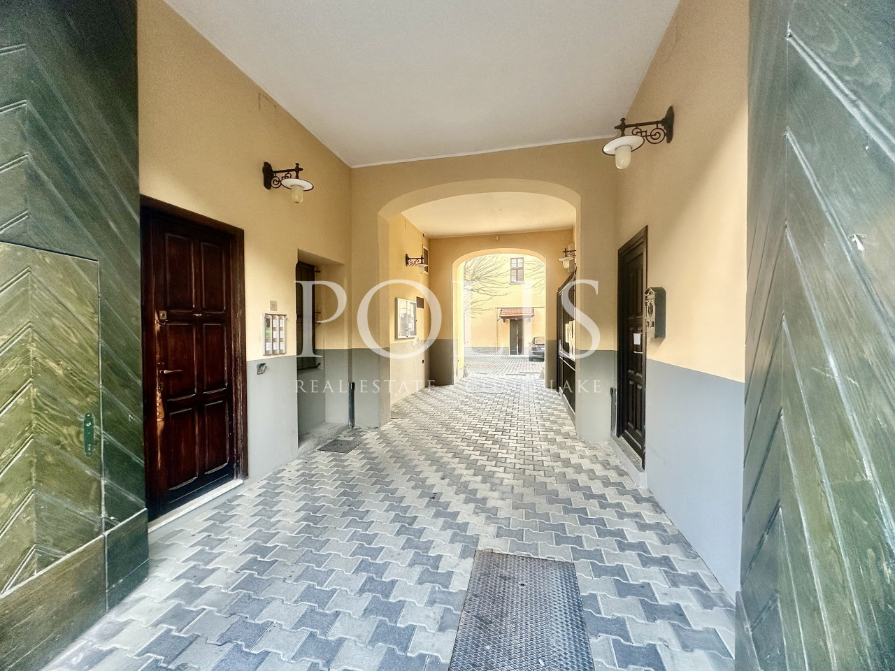 THREE-ROOM APARTMENT IN A RESIDENTIAL SETTING WITH PLENTY OF PARKING IN CERNOBBIO