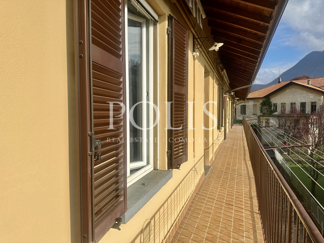 THREE-ROOM APARTMENT IN A RESIDENTIAL SETTING WITH PLENTY OF PARKING IN CERNOBBIO