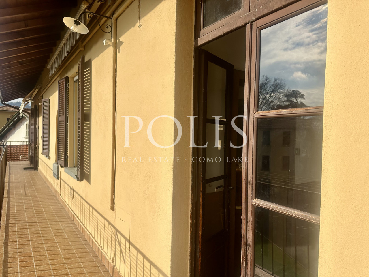 THREE-ROOM APARTMENT IN A RESIDENTIAL SETTING WITH PLENTY OF PARKING IN CERNOBBIO